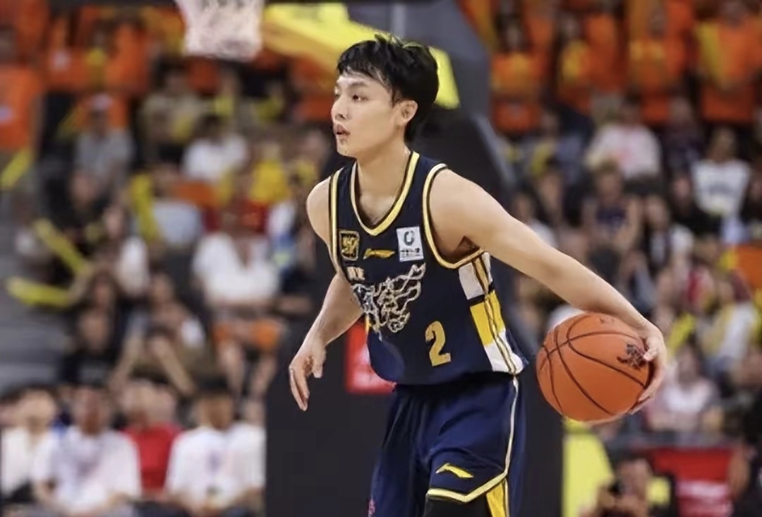 九游娱乐-莱万多夫斯基在雄鹿比赛中高光表现，出色防守引发热议！