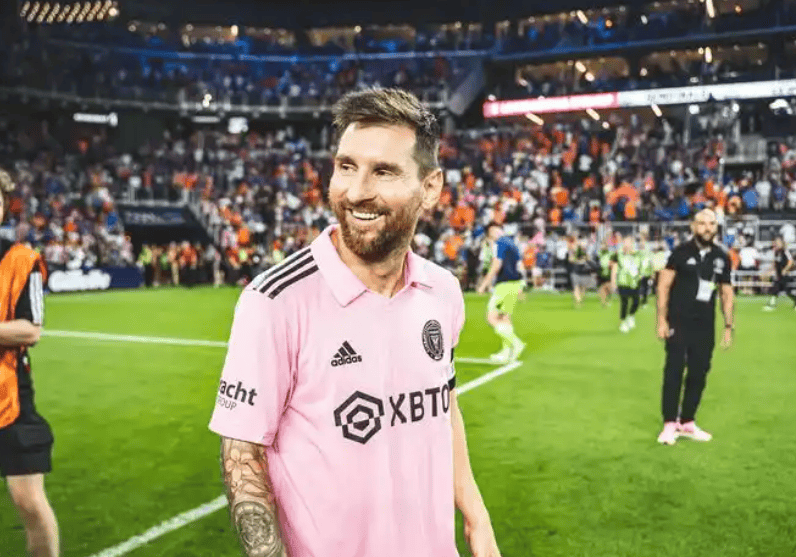 九游娱乐-梅西迎来十赛季出色发挥，巴黎圣日耳曼观众热烈欢呼！