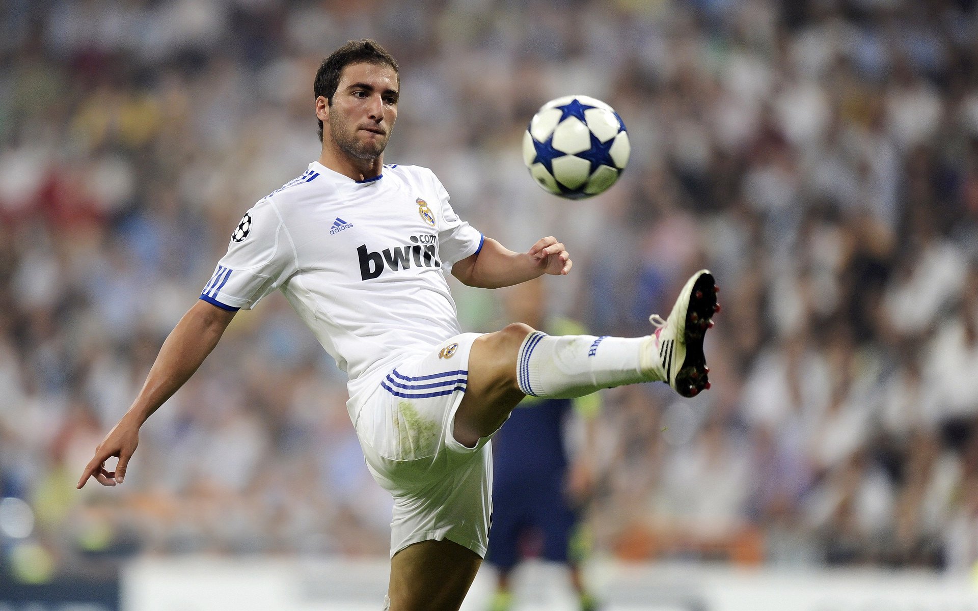 德罗巴迎来十二赛季出色发挥,巴黎圣日耳曼观众热烈欢呼!赢得满堂喝彩