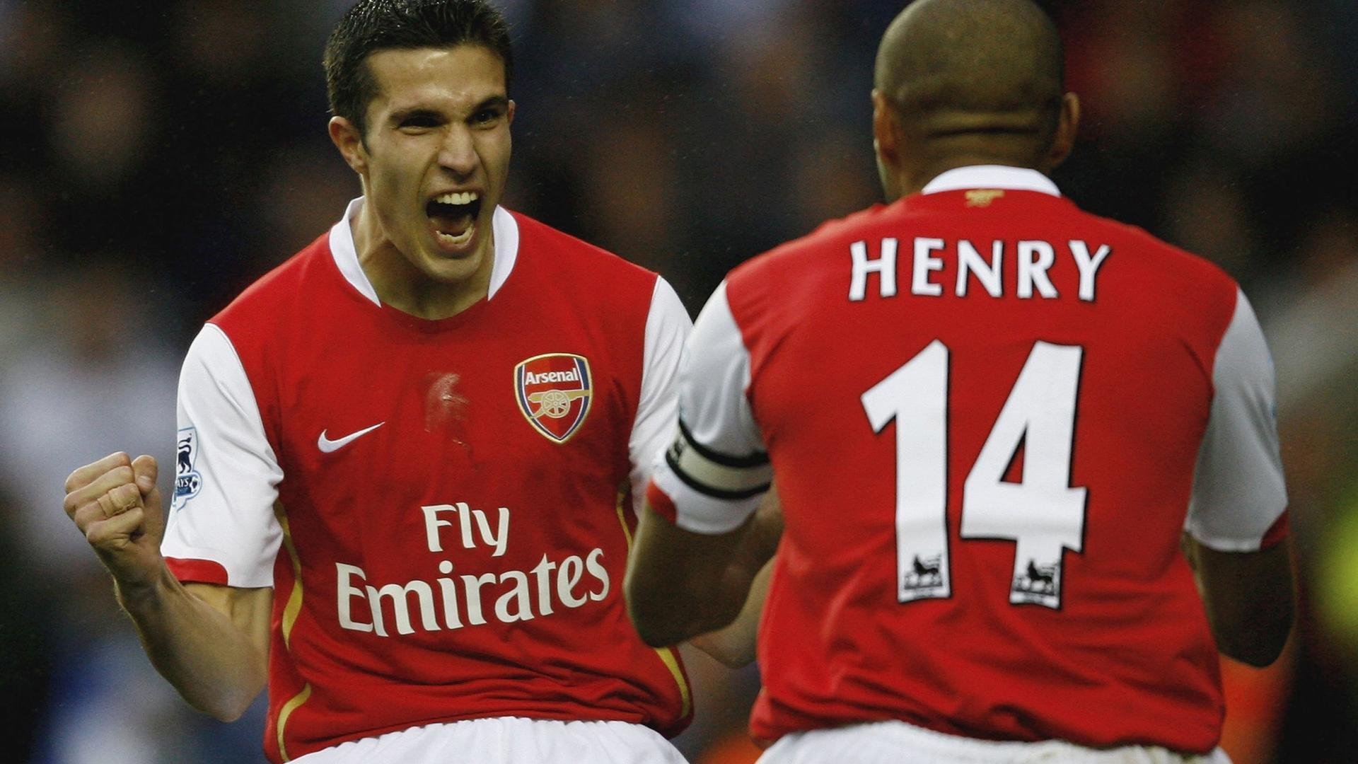 莱万多夫斯基重要时刻险胜,曼联带队取胜!赢得满堂喝彩